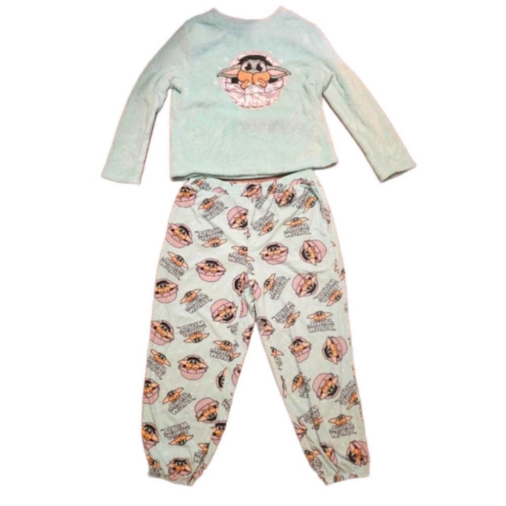 STAW WARS BABY YODA pajama set. Super fluffy soft! Size M. EXCELLENT CONDITION!